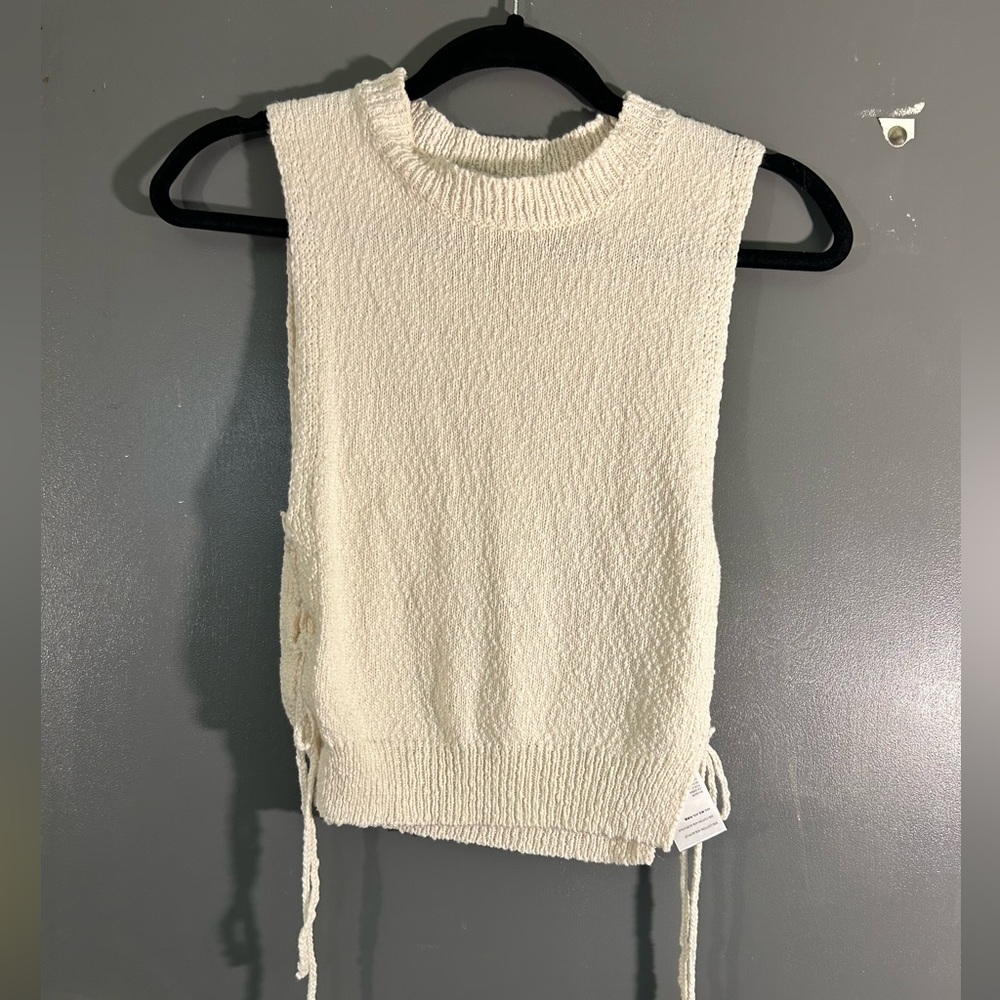 Knit tie-side off-white tank top